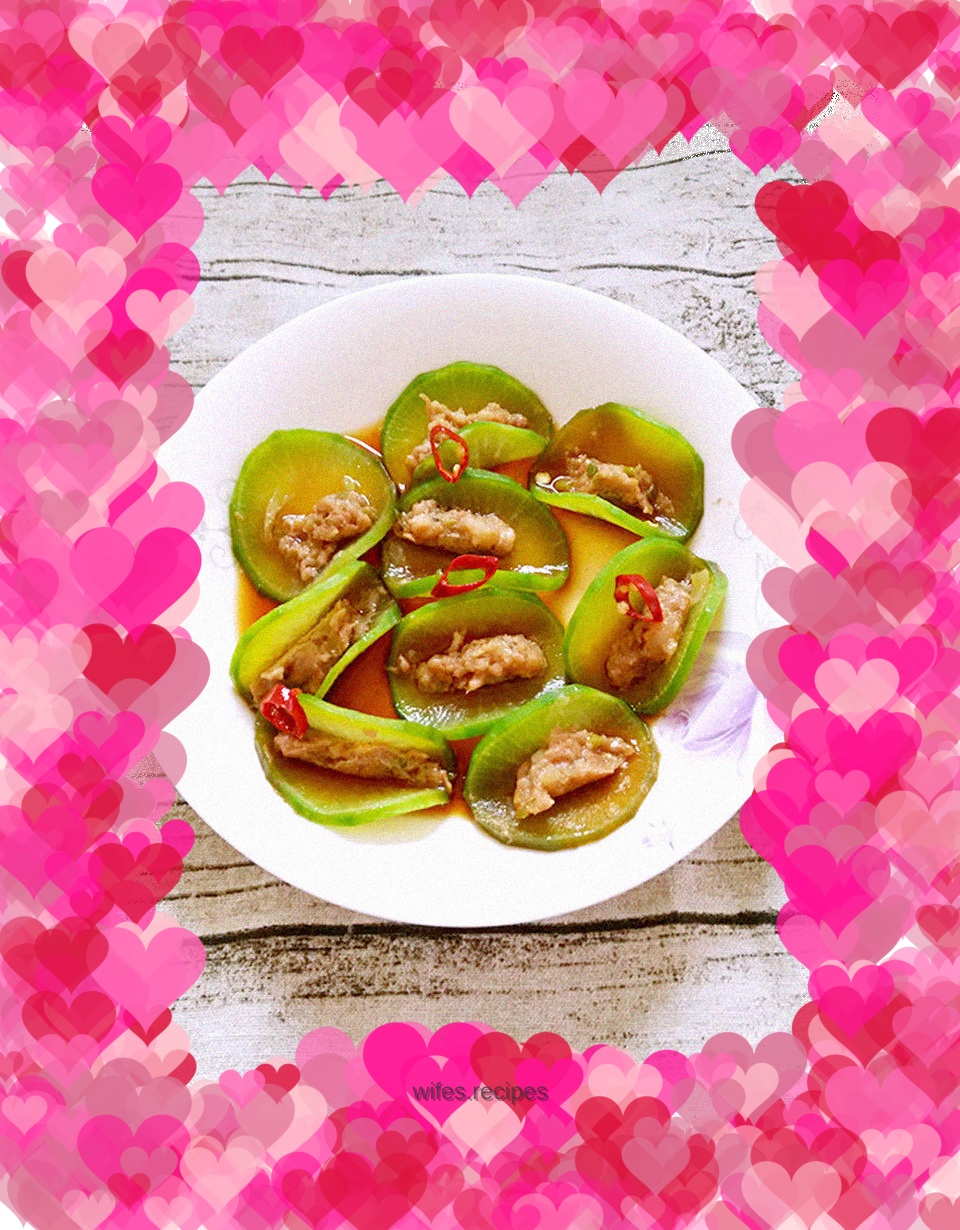 Steamed meat rolls with green radish