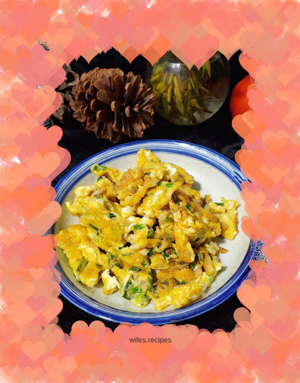 Stir-fried eggs with minced meat, chives and green onions