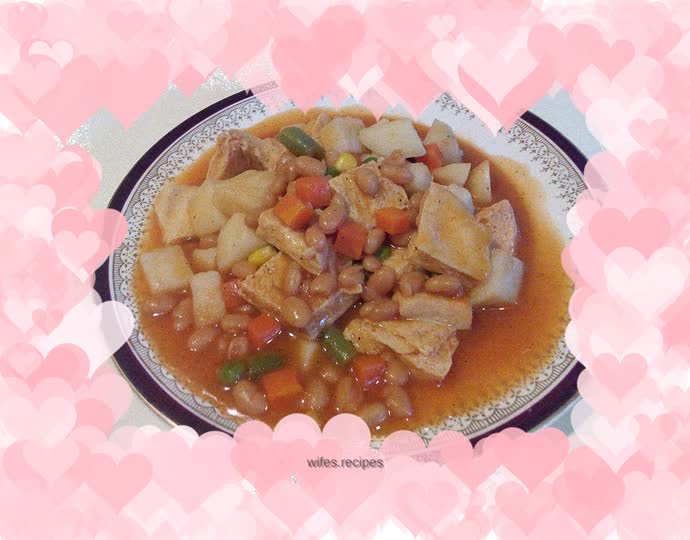 Whole beans roasted in tomato sauce