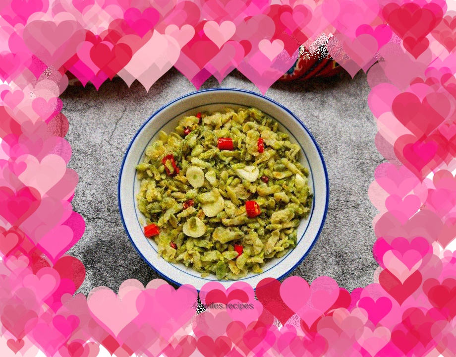 Stir-fried Sophora japonica with millet, pepper and garlic cloves