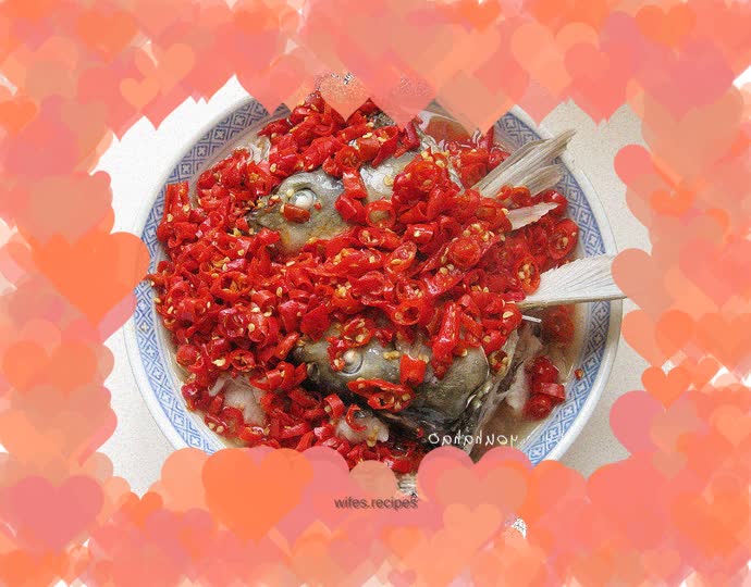 Fish head with chopped pepper