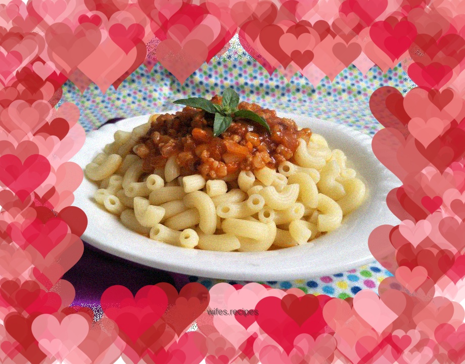 Basil flavored tomato meat sauce pasta