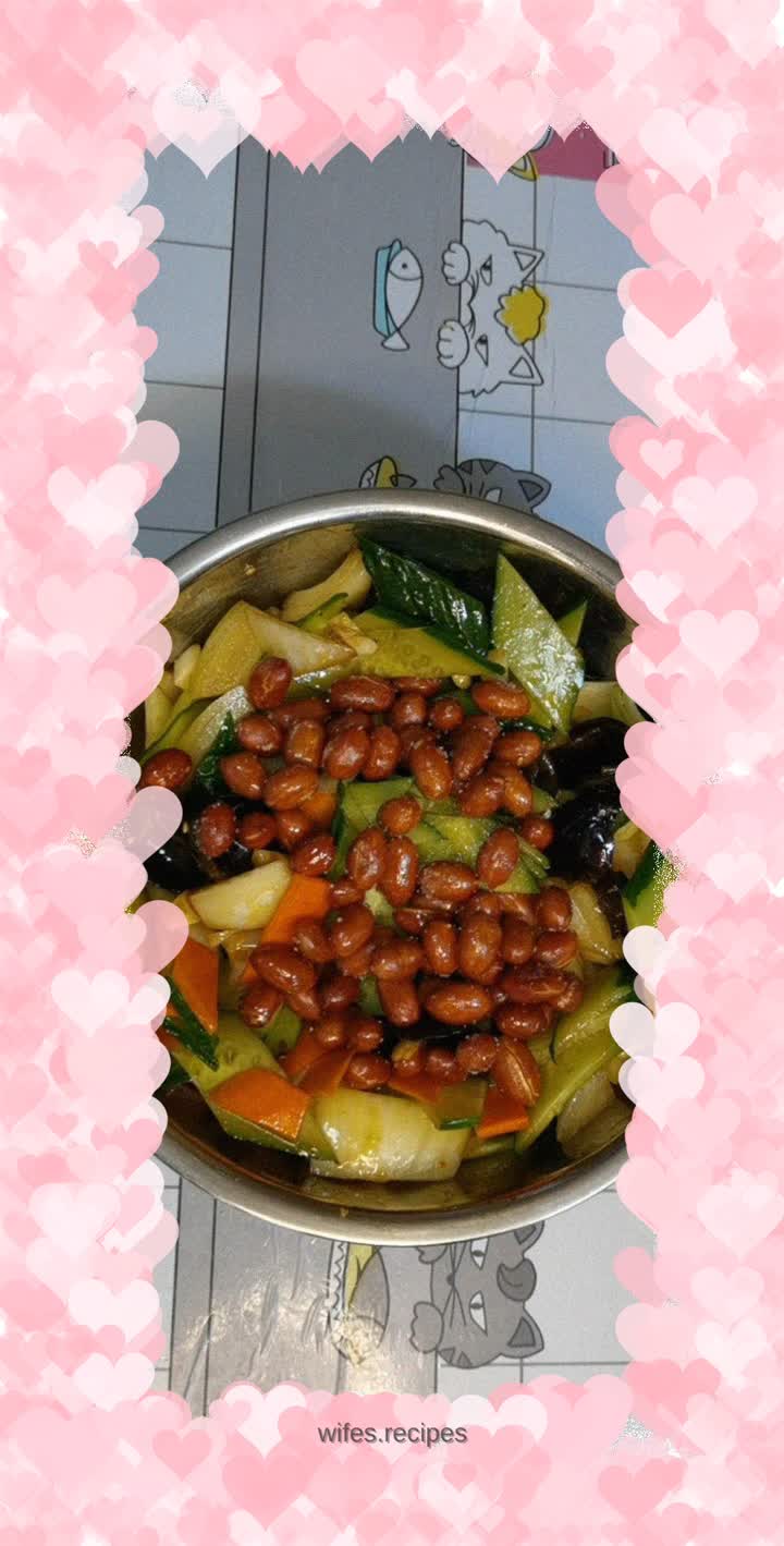 Cooked fried peanuts