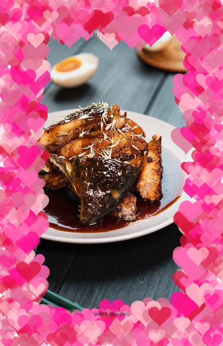 Salmon head with sauce