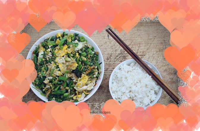 Fried eggs with green pepper and celery