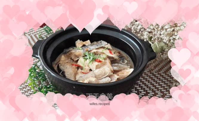 Braised fish head and tofu in iron pot