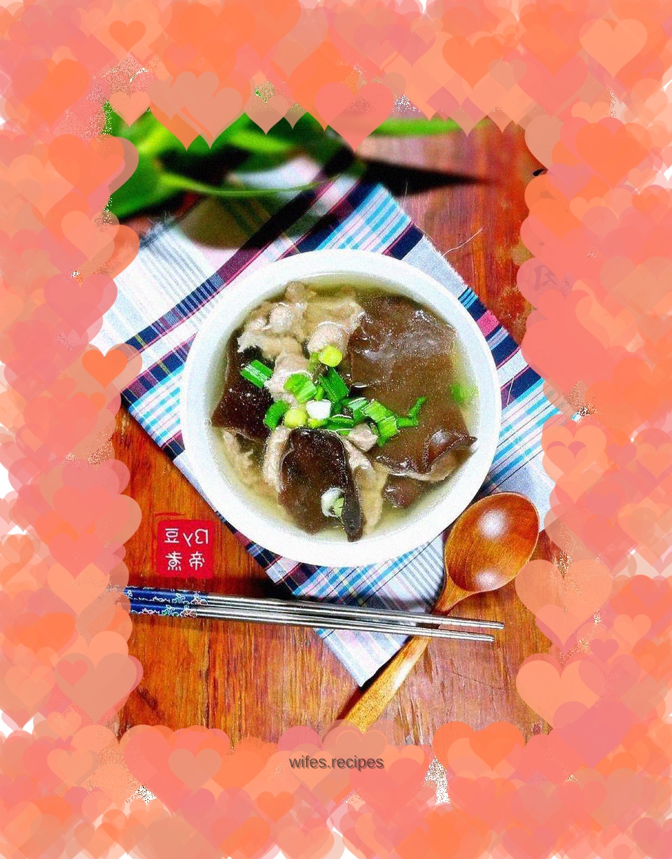 Black fungus and lean meat soup