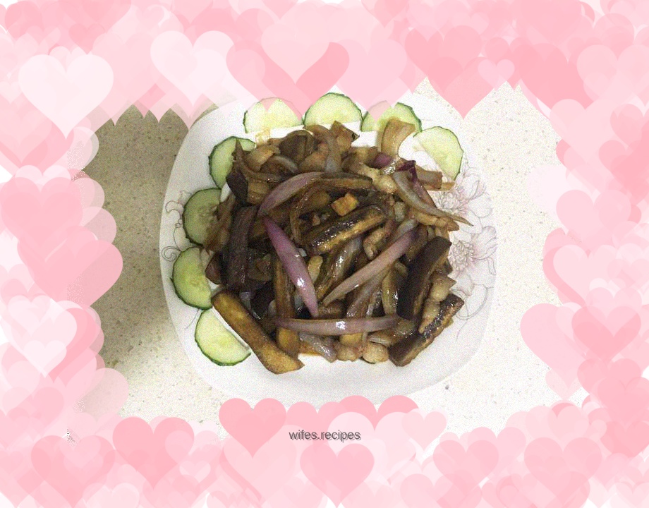 Stir-fried meat with onions and eggplants
