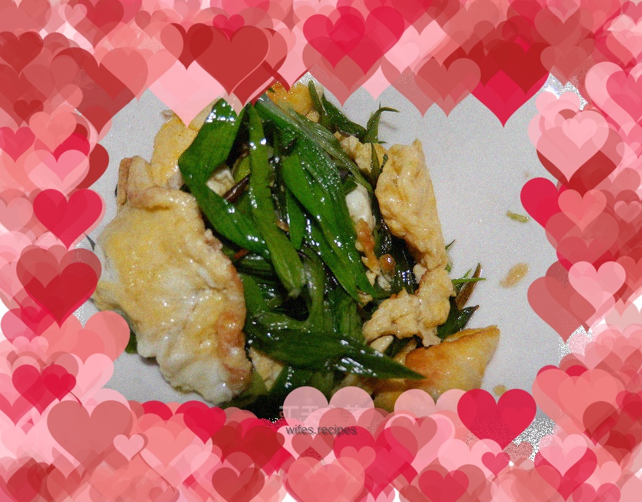 Fried eggs with green garlic