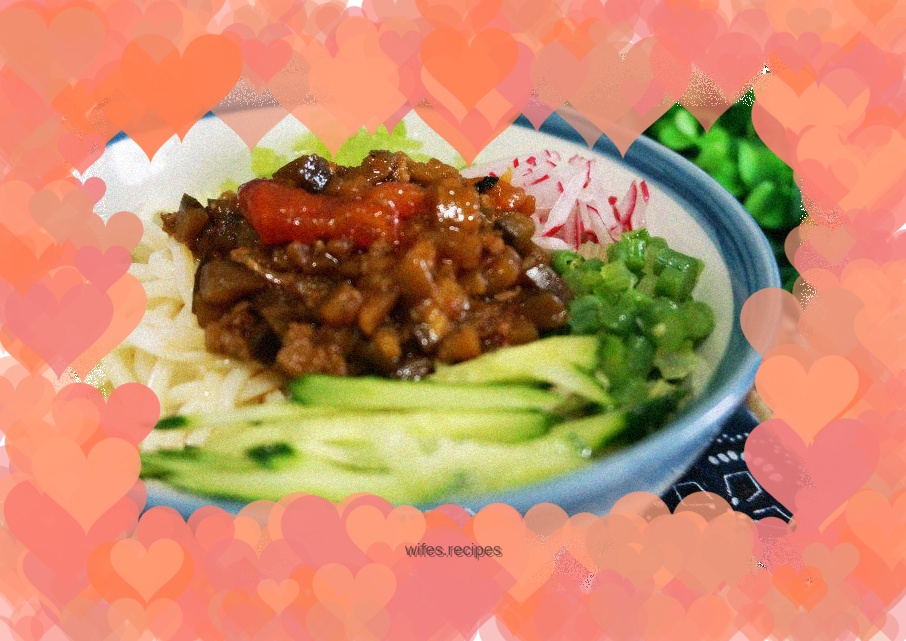 Braised noodles with diced tomato and meat sauce