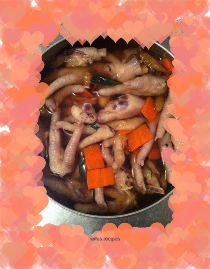 Pickled pepper chicken feet
