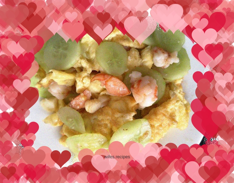 Scrambled eggs with cucumber and shrimp