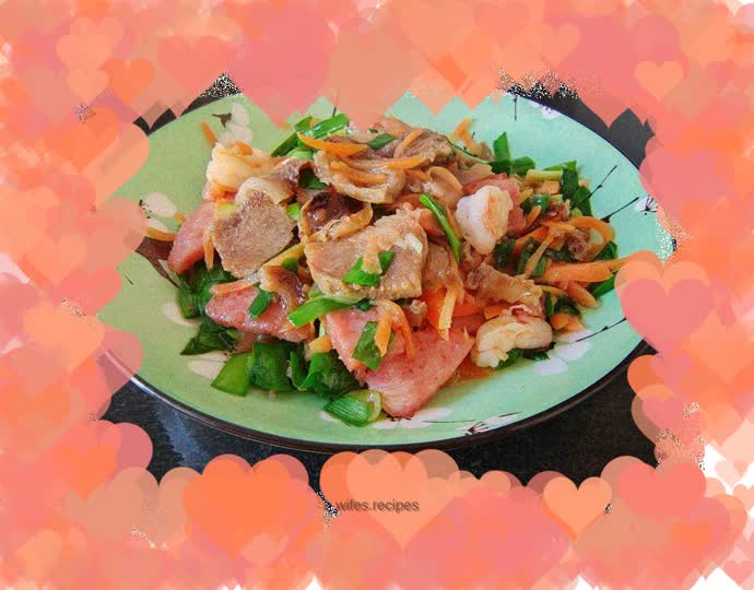 Stir-fried shrimps and leeks with beef sausage