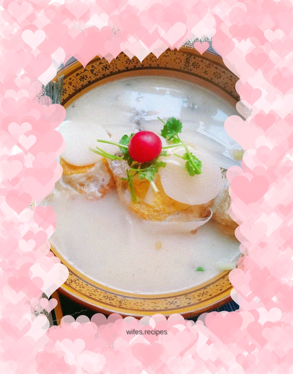 Crucian carp and radish soup