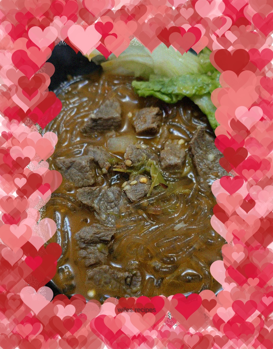 Red soup beef noodles