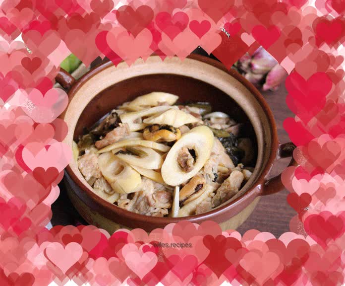 Claypot with mussels and bitter bamboo shoots