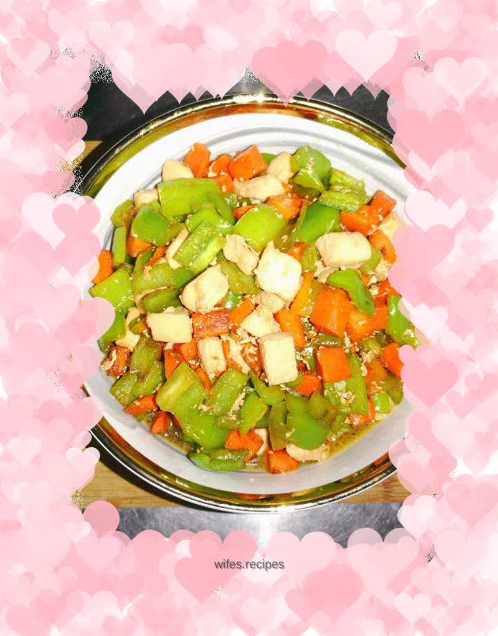Stir-fried diced chicken with green pepper and carrot