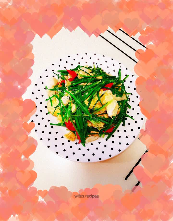 Scrambled eggs with chives and moss