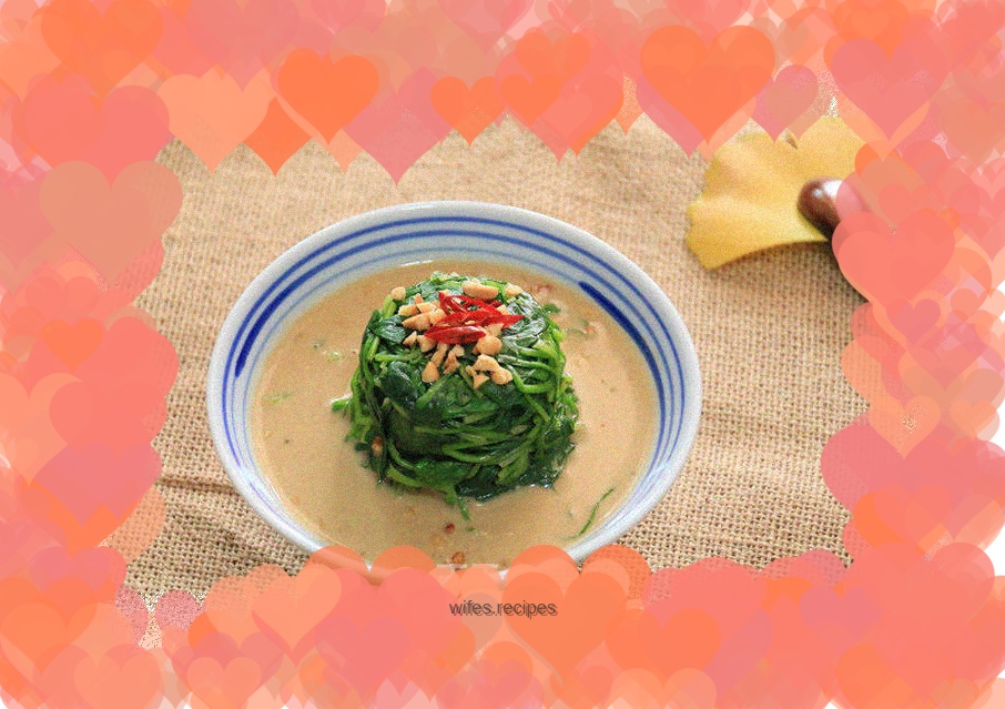 Spinach dumplings with sesame sauce