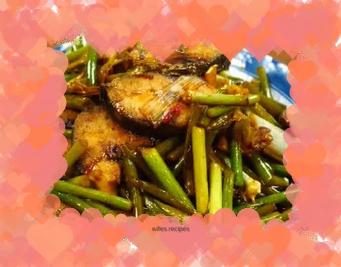 Braised mackerel with garlic sprouts