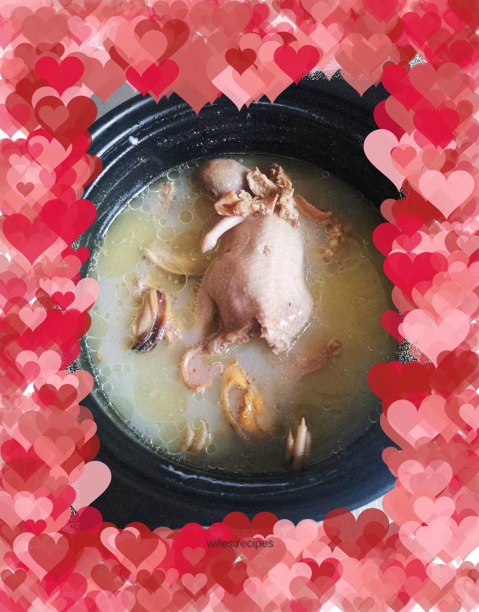 Clay pot quail chicken with clam meat and seafood