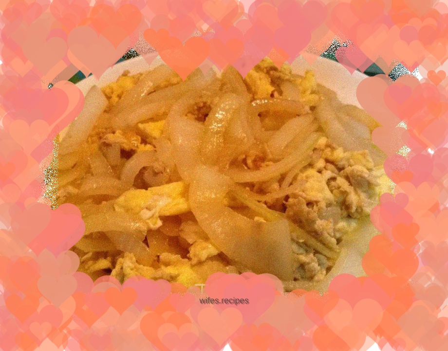 Fried eggs with onions