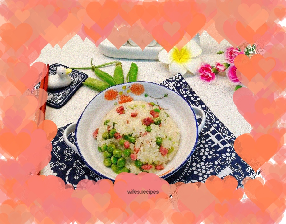 The food is served in one pot, with a shiny color ~ peas, bacon and glutinous rice