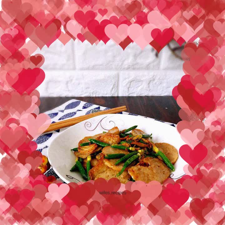 Stir-fried meat rolls with cucumber and top flowers