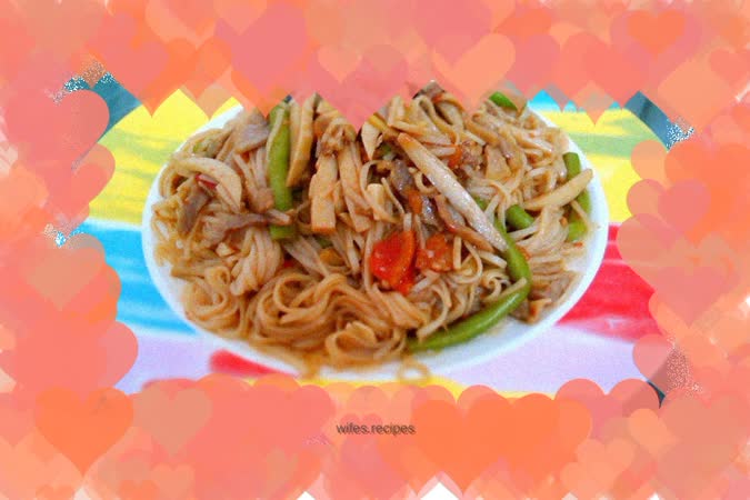 Braised noodles with bacon and beans
