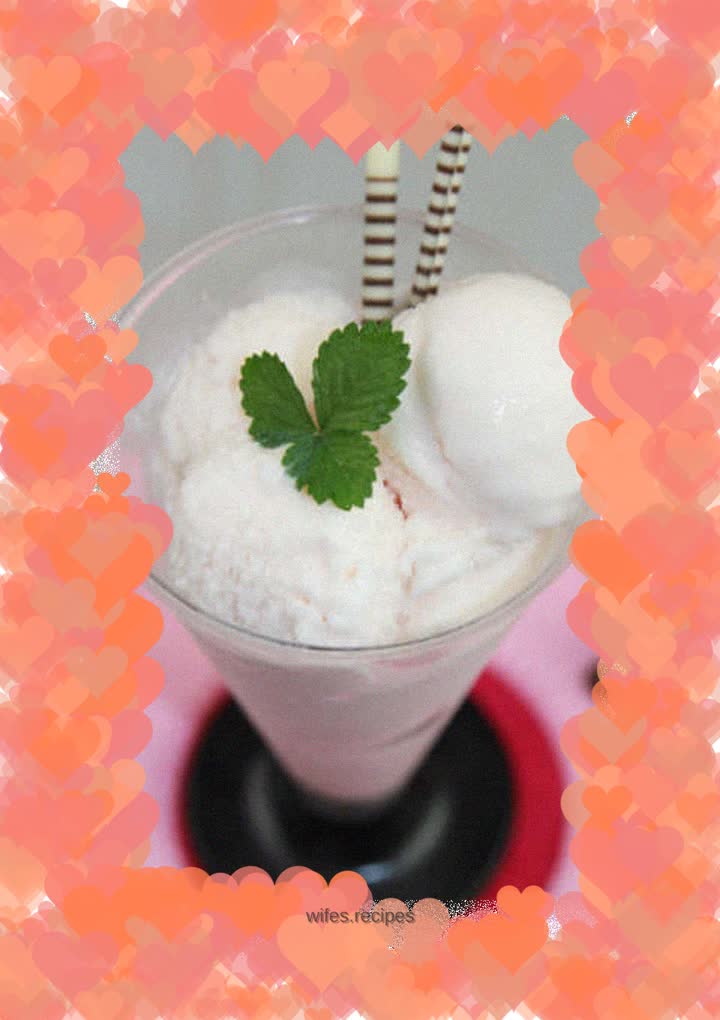 DIY strawberry ice cream - the icy and refreshing feeling makes people want to stop