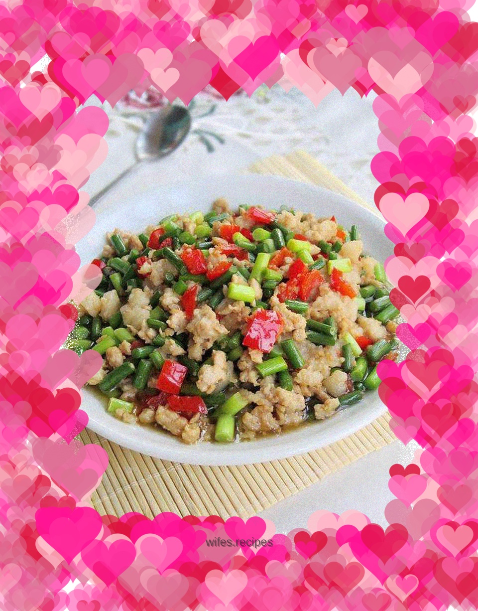 Stir-fried minced meat and garlic sprouts