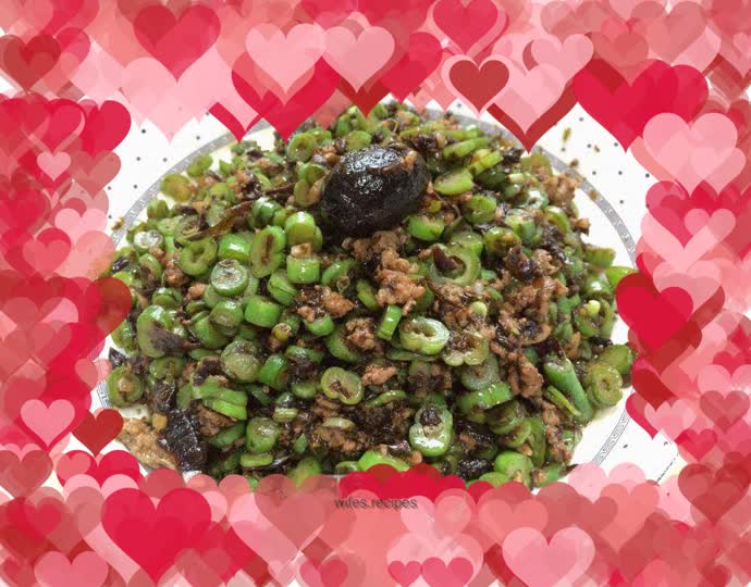 Stir-fried beans with olives, vegetables and minced meat
