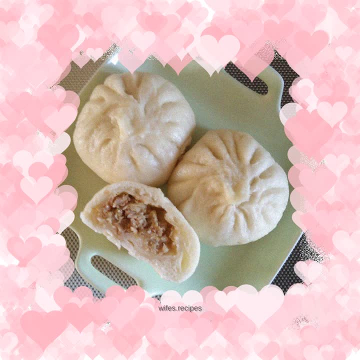 Big steamed stuffed buns stuffed with sauerkraut and meat