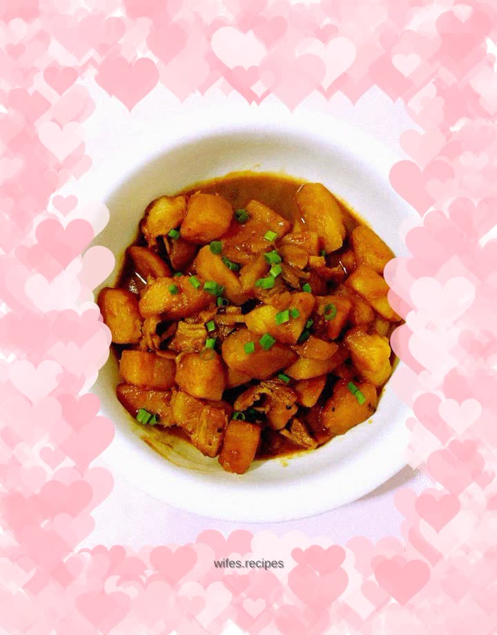 Pork slices stewed with potatoes