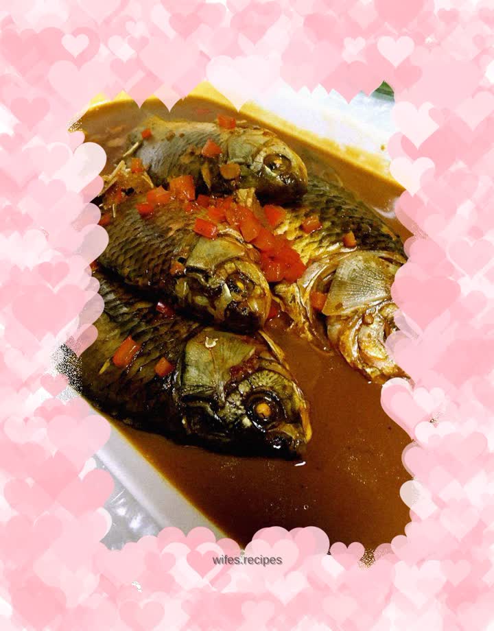 Braised small crucian carp