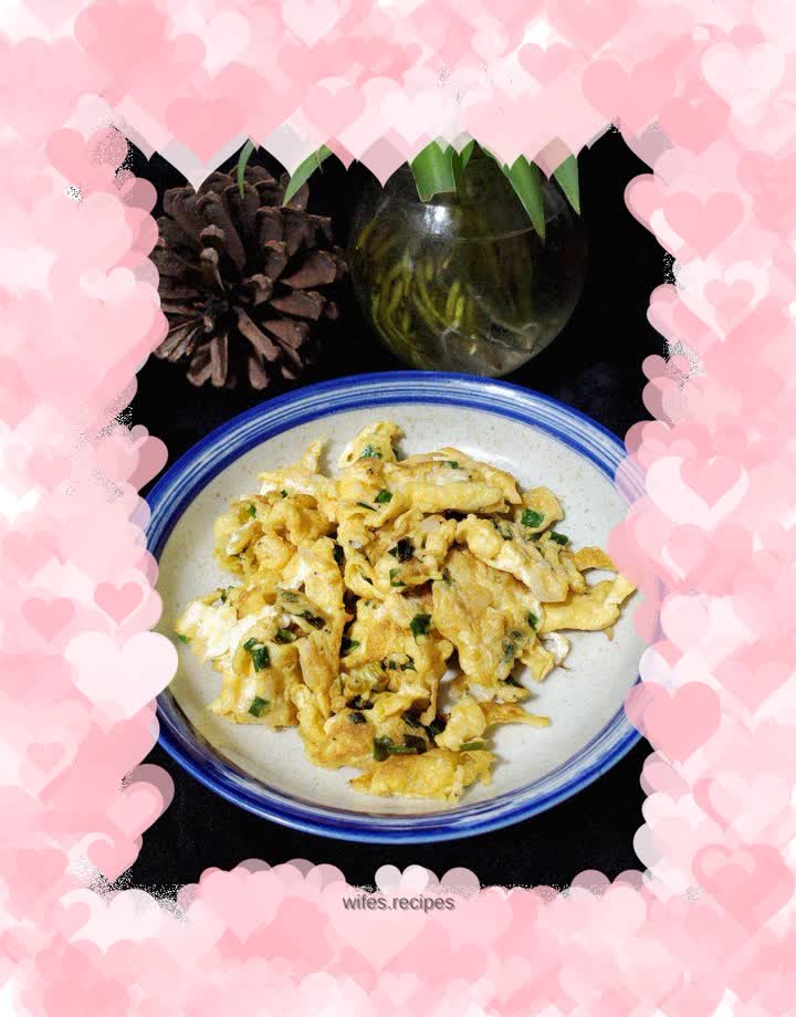 Scrambled eggs with shrimp skin and chives