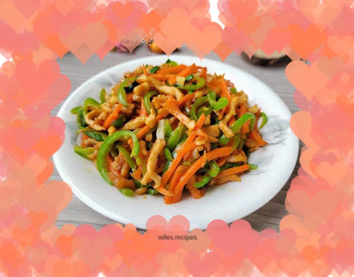 Stir-fried chicken with carrots and green peppers