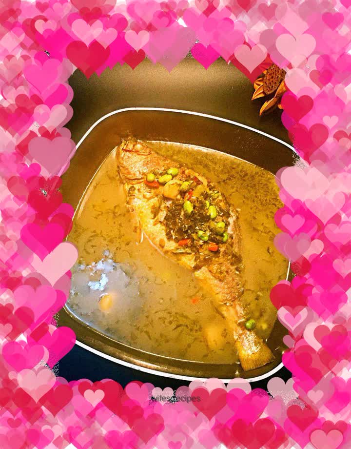 Pickled vegetable and yellow croaker soup