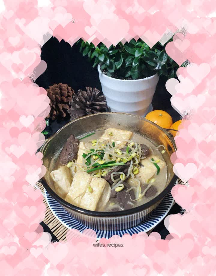 Soybean sprouts stewed with tofu and duck blood