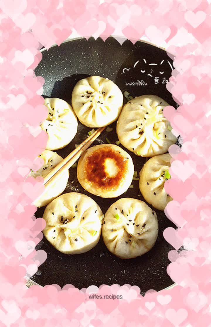 Pan-fried buns with mushrooms and shrimps