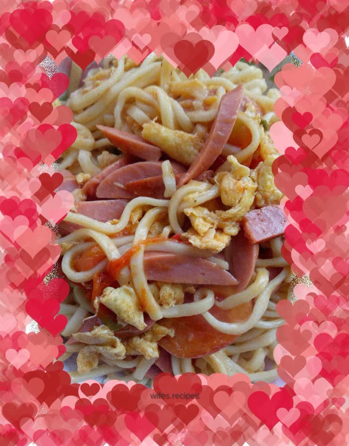 Fried noodles with tomatoes and eggs