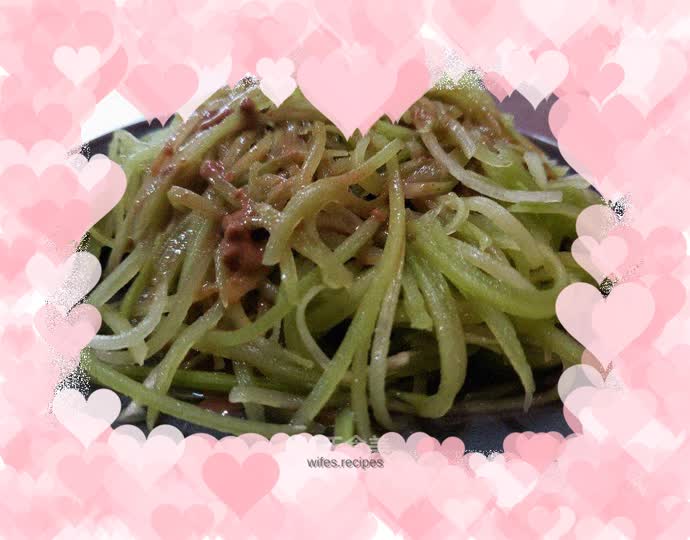 Shredded lettuce mixed with sesame sauce