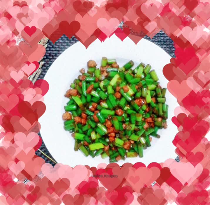 Stir-fried minced meat with garlic sprouts