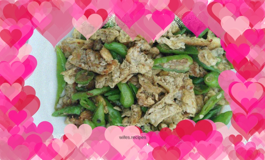 Fried eggs with green pepper