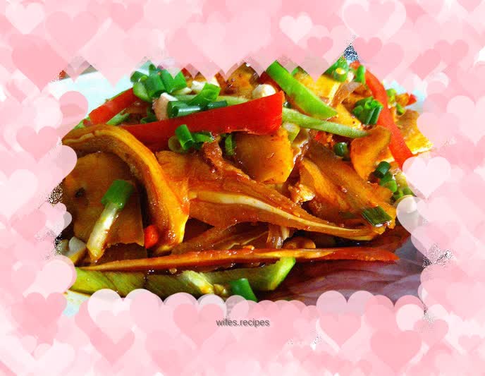 【Pork ears with garlic paste】