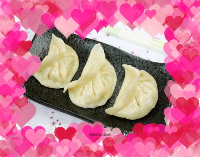 Steamed dumplings with pork, green pepper and bean sprouts