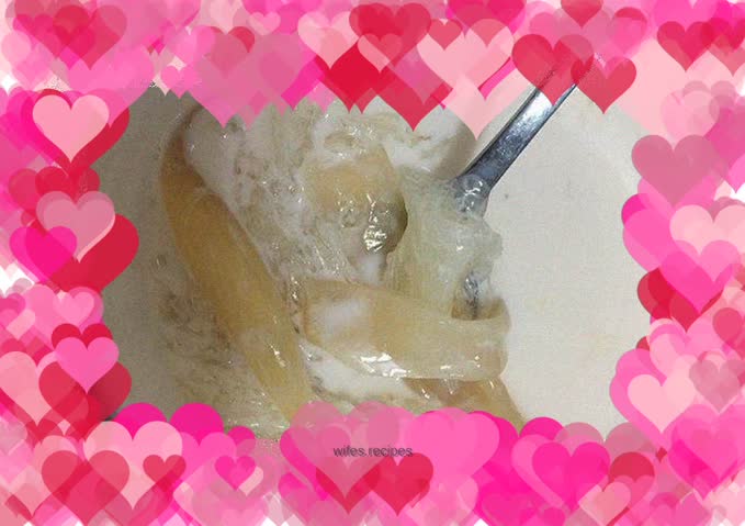 Bird's nest soup stewed with fish maw and fresh milk