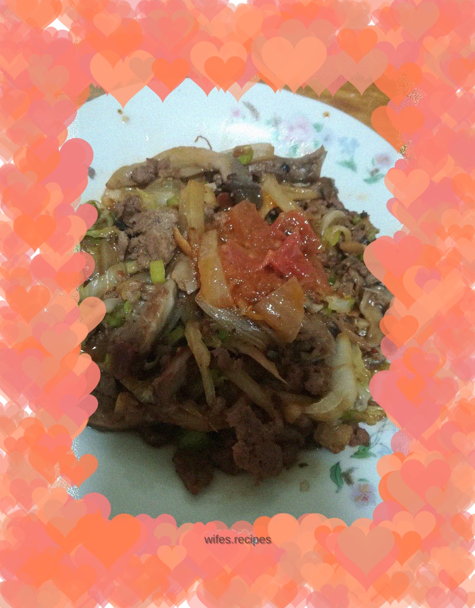 Stir-fried minced beef with mushrooms and cabbage