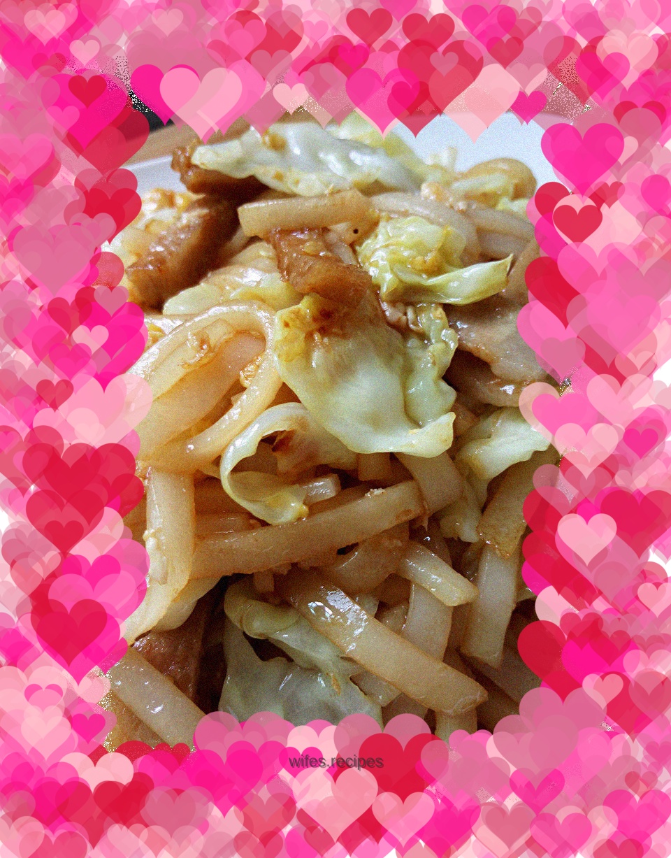 Fried rice noodles with cabbage