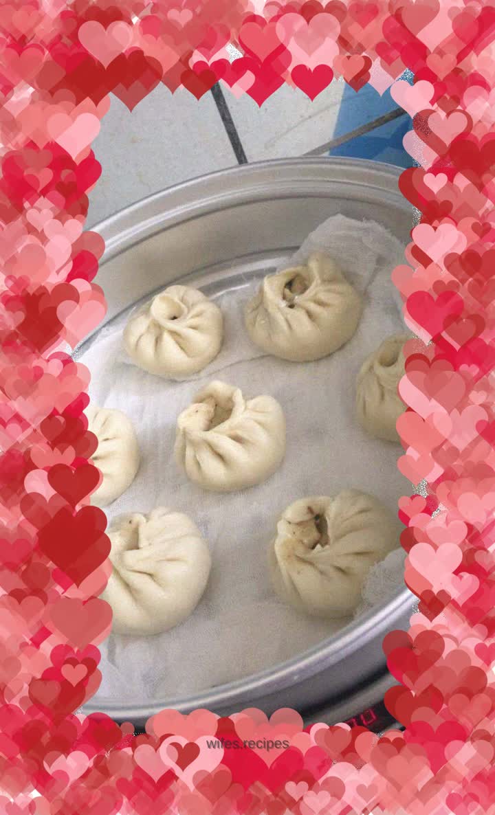 Steamed buns with vegetables, mushrooms, egg and shrimp skin filling